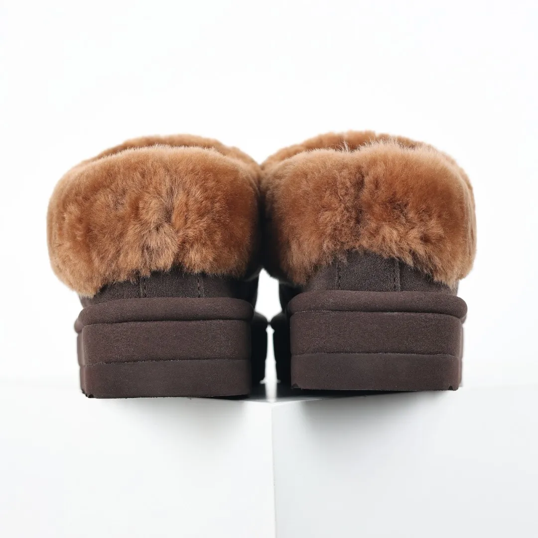 Pick up locally💰660 Core recommendation Good price Cashmere insoles are a very suitable choice for keeping warm in winter and at home. In the new year, uug launched a series of styles, which are partially geared towards the preferences of young consumers and have also moved to the forefront of fashion trends. Shoe body material Water-repellent coated suede upper 17mm UGGPURE™ implanted wool insole Lightweight non-slip comfortable rubber outsole With brand LOGO Trademark Comes with a full set of packaging Size: 35 36 37 38 39 40